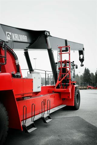 Reach stacker sets world record