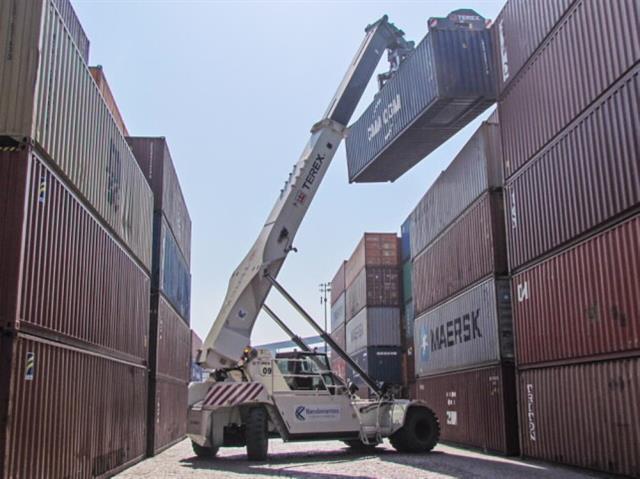 The Terex TFC 46 M reach stacker can stack up to six full high-cube containers in the first row and up to five in the second row.