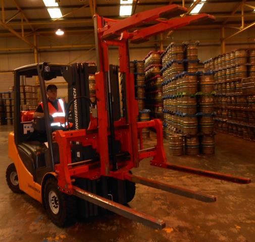 The KegMaster keg clamp enables a secure grip of kegs and casks, and allows for easy pallet handling.