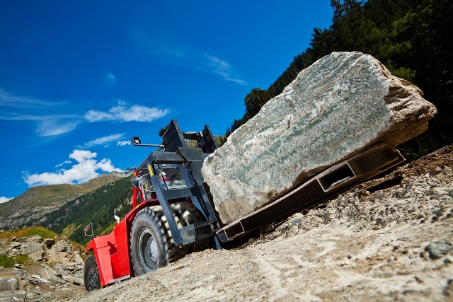 Kalmar DCF500-12 lifting at a Swiss quarry