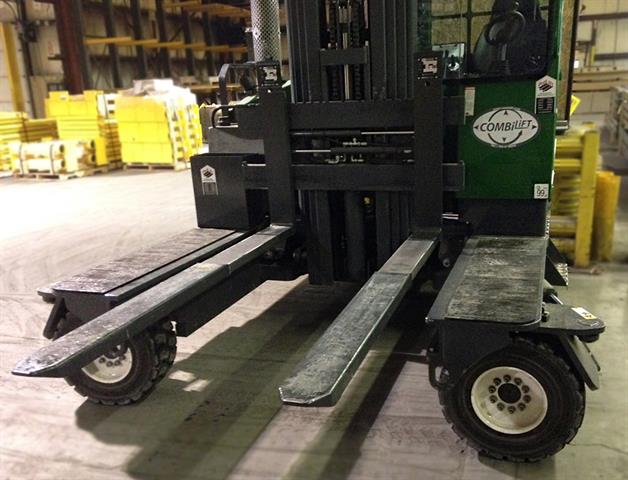 Manual extendable KOOI-REACHFORKS<sup>®</sup> on Combilift C10000
