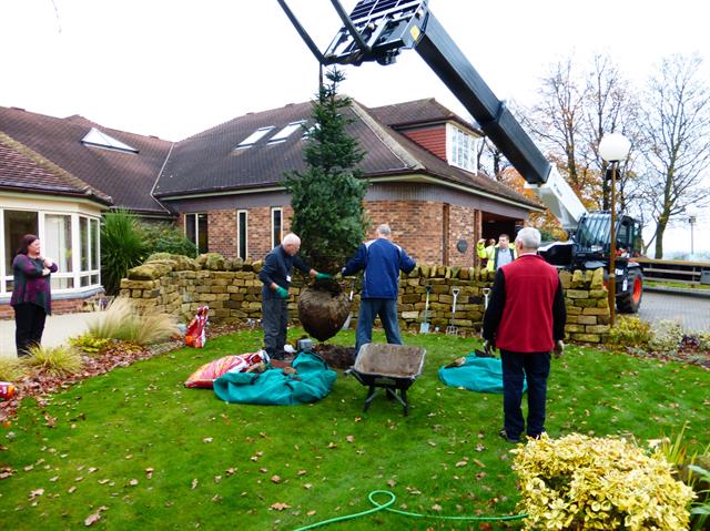 MTS Group lent its Bobcat T40140 tele handler to Wakefield Hospice to help manoeuvre its Christmas tree into position for planting.