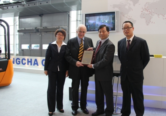 Hangcha Deputy General Manager - Mr. Jason Wu presents Sir Neville Bowman-Shaw with the 'Outstanding Contribution Award'.