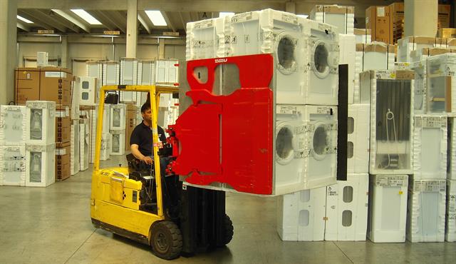 Bolzoni Auramo Carton and Home Appliance Clamp for safe and damage-free palletless handling of white goods and high-volume carton boxes in appliance and electronics, warehousing and beverage industries.