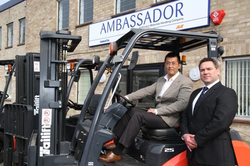(L-R) Tailift sales and marketing director Louis Sun with Windsor managing director Stephen Burton.