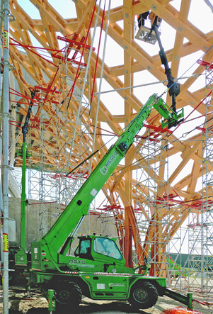 A Merlo Roto working at the Pompidou.