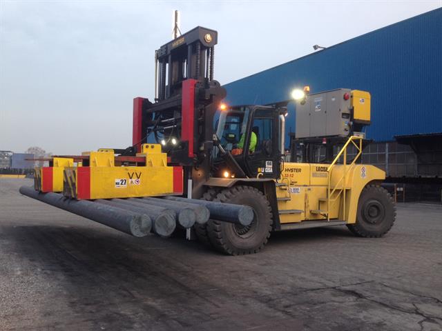 La Cisa is operating the 32 T Hyster H32-12XM forklift at a pipe manufacturing and storage operation in Dalmine.
