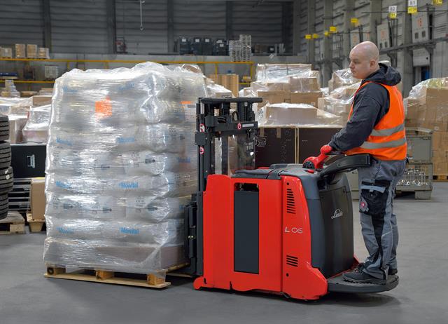 The compact counterbalance pallet stacker Linde L06 AC AP was developed as a customised solution.