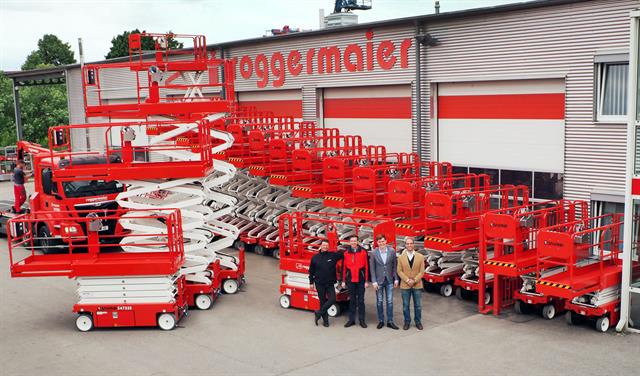 Snorkel officials hand over the first electronic scissor lifts to Roggermaier
