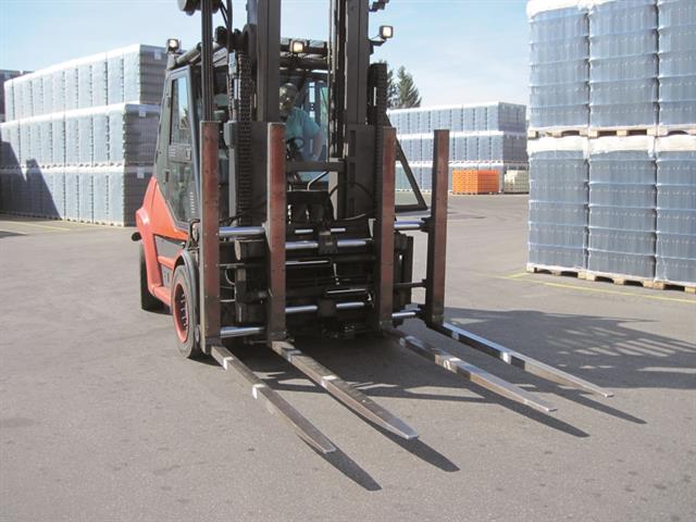Strong forks in action: the MEYER 4 or 2 Pallet Handler handling sensitive glass at SAINT-GOBAIN Oberland in Bad Wurzach