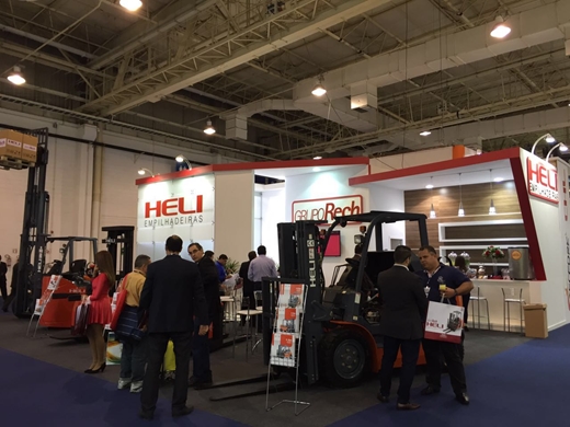 HELI's 120 square meter booth. Many clients showed special interests in HELI's NEW H series IC trucks and tried the trucks at the exhibit.