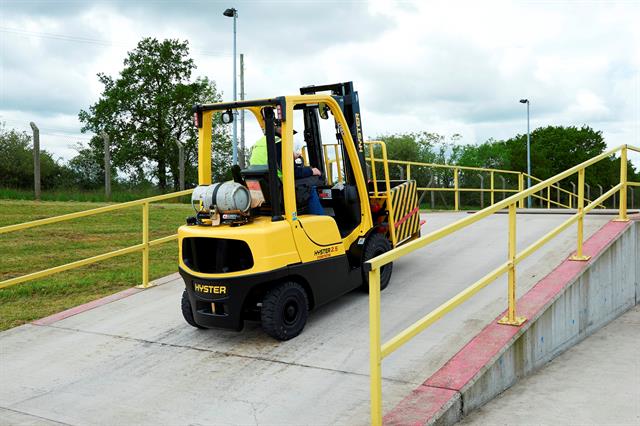Hyster 2.5 Fortens LPG. Testing performance on a ramp.