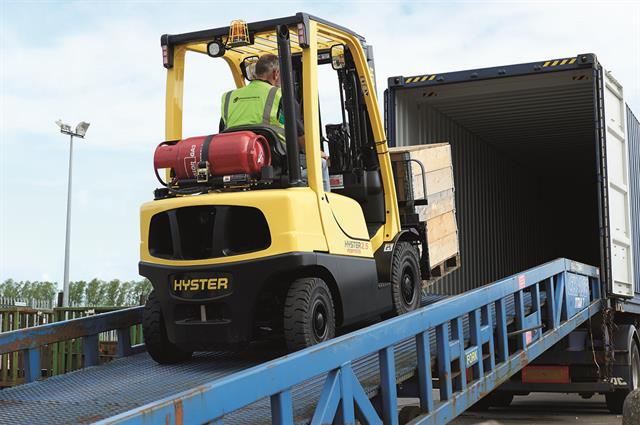 Hyster H2.5FT Fortens LPG at work (freight & logistics application).