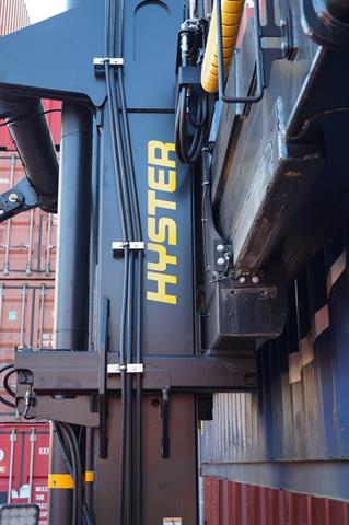 Hydraulic supports help to keep the spreader and the container in place