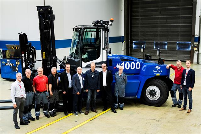 Handing over the 1,000th DCG90-180