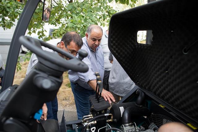 Participants of the Baoli Aftersales Meeting take the opportunity to look on the details of the latest diesel forklift.