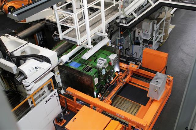 Tool changing with a high level of process reliability is implemented.