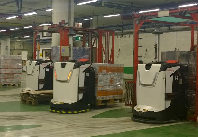 20 Rocla AGVs handle the floor-to-floor pallet transportations of beverages.