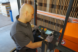 The platform is only for order picking. The control is completely effected from the plat-form.