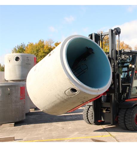 Bolzoni Auramo clamp for concrete tube handling