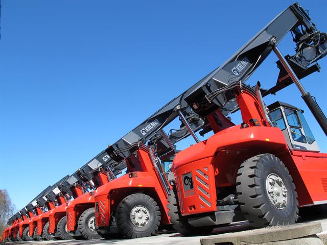 Shumani takes delivery of its new reachstackers