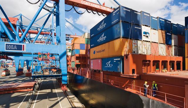 HHLA will add nine new straddle carriers. PHOTO:Sven Glage