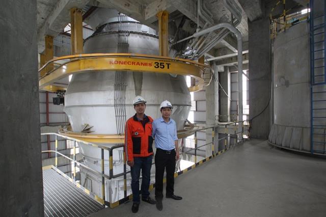 Xuan Thanh Cement Manufacturing's Nguyen Quang Trun with Konecranes Vietnam sales manager Huynh Thanh Thien