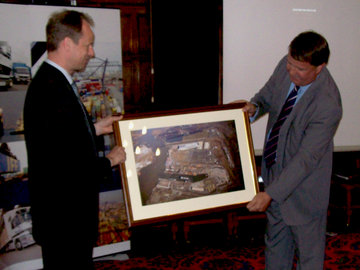 David Robinson, PD Ports' CEO presenting Unifeeder MD, Jesper Kristensen with a framed photograph of Teesport to mark the occasion.