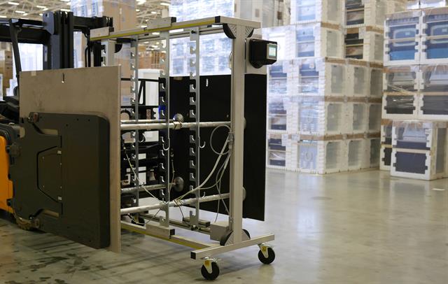 Bolzoni Auramo 4-Point Tester measuring clamping force distribution of Carton Clamp