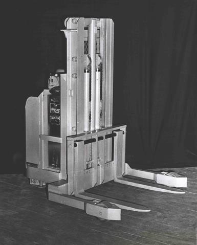 Raymond's 1951 narrow-aisle solution