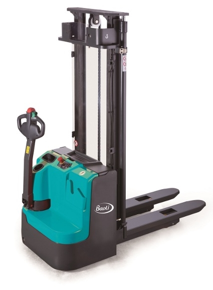 The side mounted tiller provides comfortable operation for operators of all sizes.