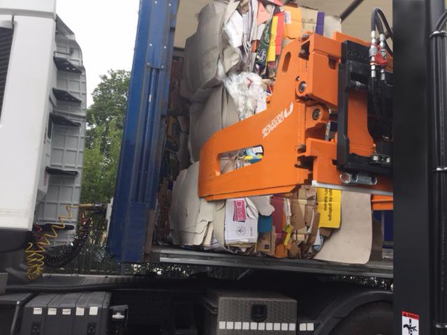 Bolzoni Auramo Recycling Bale Clamp, loading operation