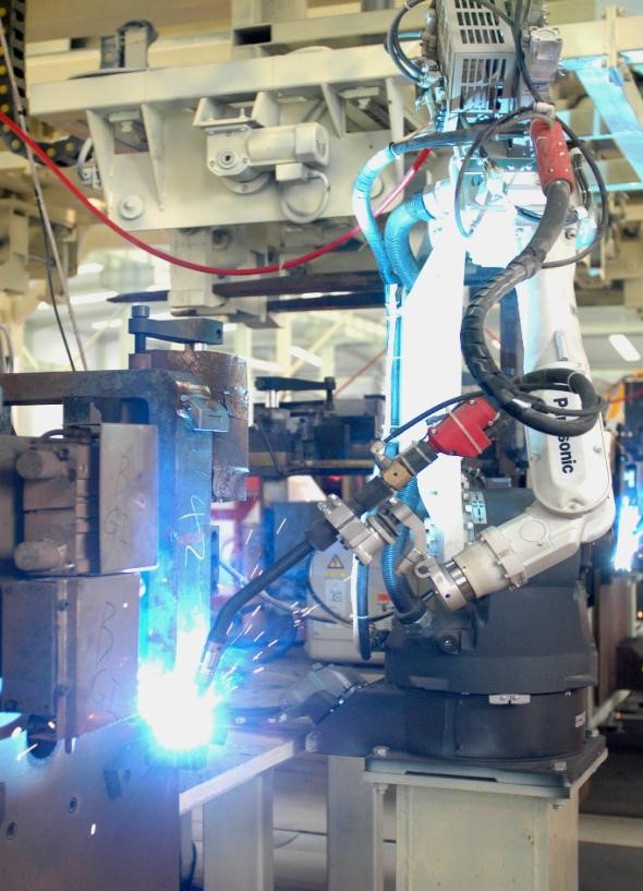 Welding Robot: after the tack welding and pre-heating, the full welding takes place.