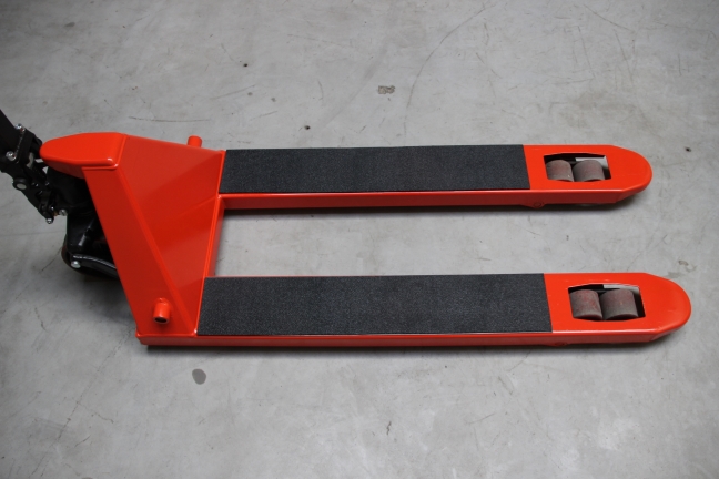 wuBump<sup>®</sup> cover on fork of pallet-jack, pallet-truck and stacker