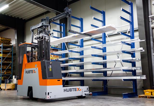 Hubtex DS27 transports profiles of up to 6 metres in length