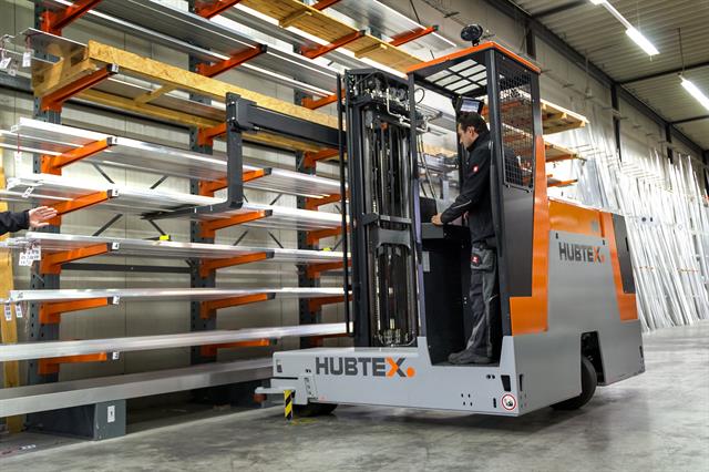 The sideloader is equipped with elastic tyres as standard