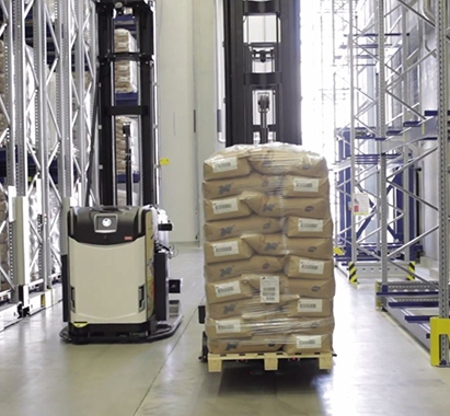 Goods are transported with AGVs to be stored in mobile racks