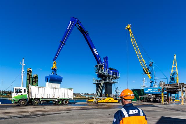 The Mantsinen 95R provides ABP with a customised, cost-effective cargo- handling solution at the Port of Ipswich.