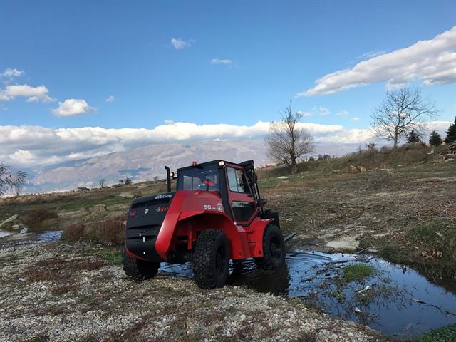 Rough terrain IPO Lifts forklift in action
