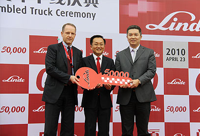 Otmar Hauck, Kion Group's chief operating officer and CP Quek, Linde's CEO, hand the