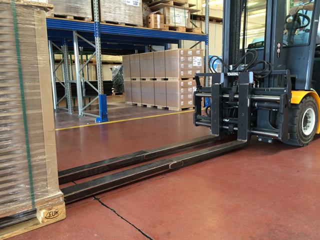 Forks synchronization, for a smooth and damage-free handling.
