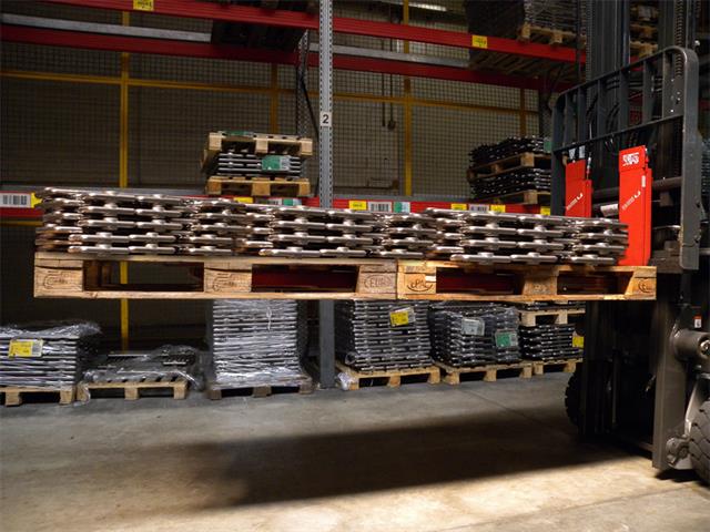 Increase in storage space with the double-deep stacking.