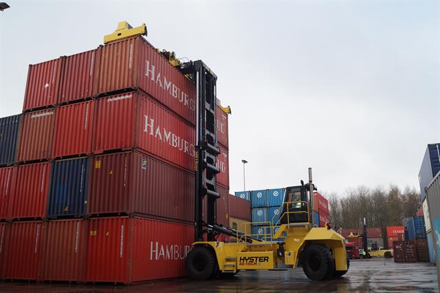 Mönkemöller's new H40XM-16CH laden container handler