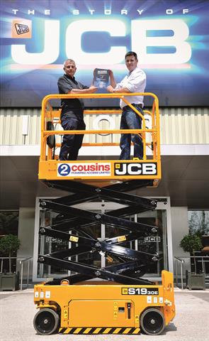 Jason Prisley with JCB Access managing director Richard Butler