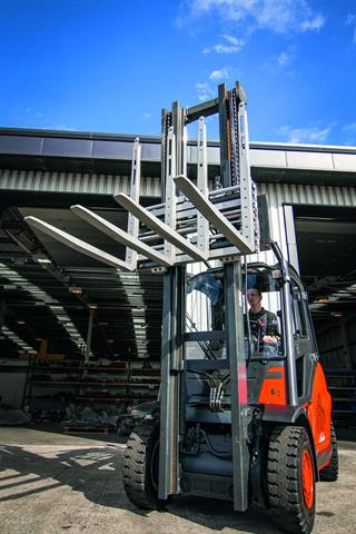 KAUP's contribution for efficient beverage logistics: the new Double Pallet Handler T429C.