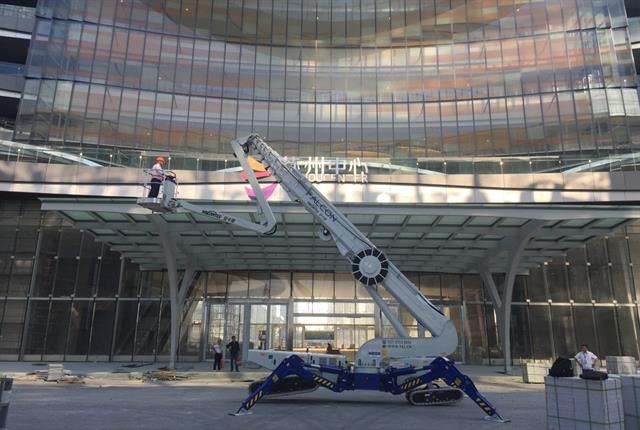 A Falcon Spider FS520C at work in Suzhou Mall