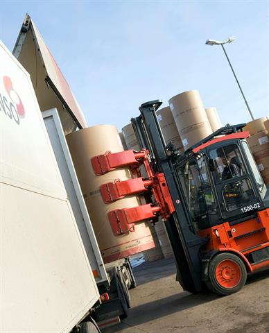 Paper Roll Loading with Bolzoni Auramo Series RA paper roll clamp.