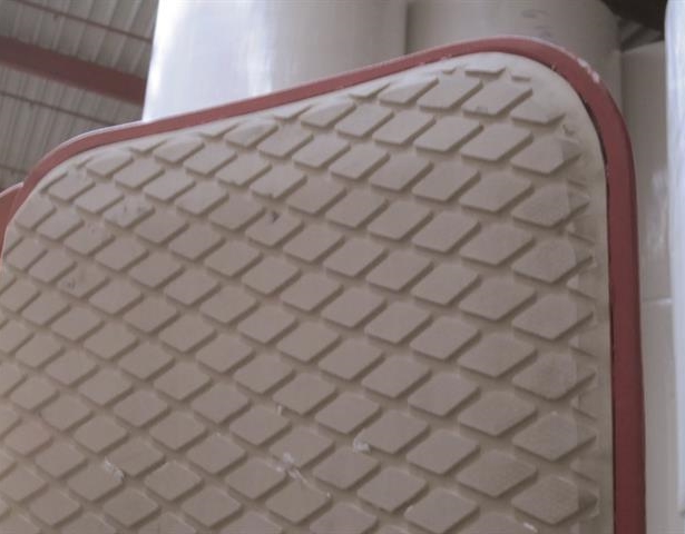 Well-rounded, smooth pad profile, without protruding parts or edges.