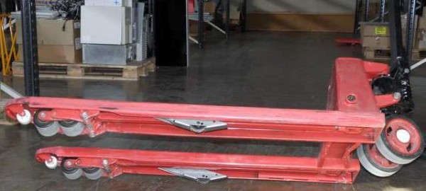 The Turn@bout adapter consists of two wheels that are mounted onto a pallet truck to enable it to rotate freely on the spot.