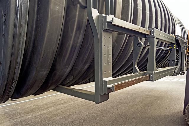 All fork tines are shaped so that they can pick up and transport the tanks with a positive fit